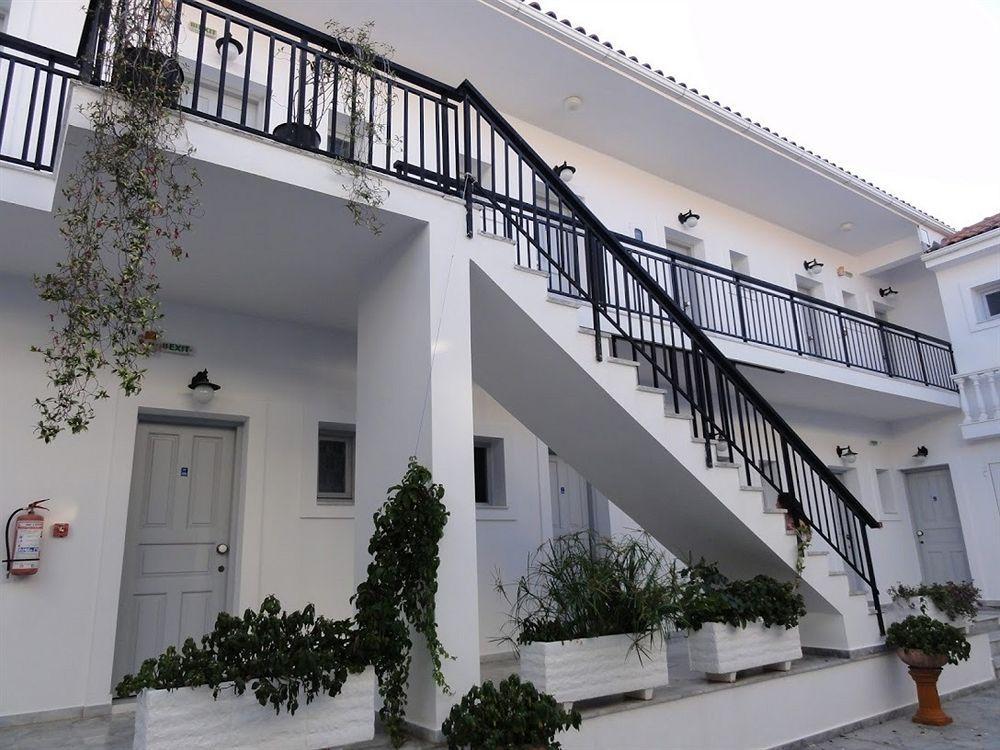 Hotel Athina Каравомилос Экстерьер фото
