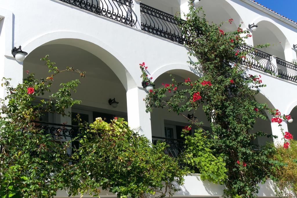 Hotel Athina Каравомилос Экстерьер фото