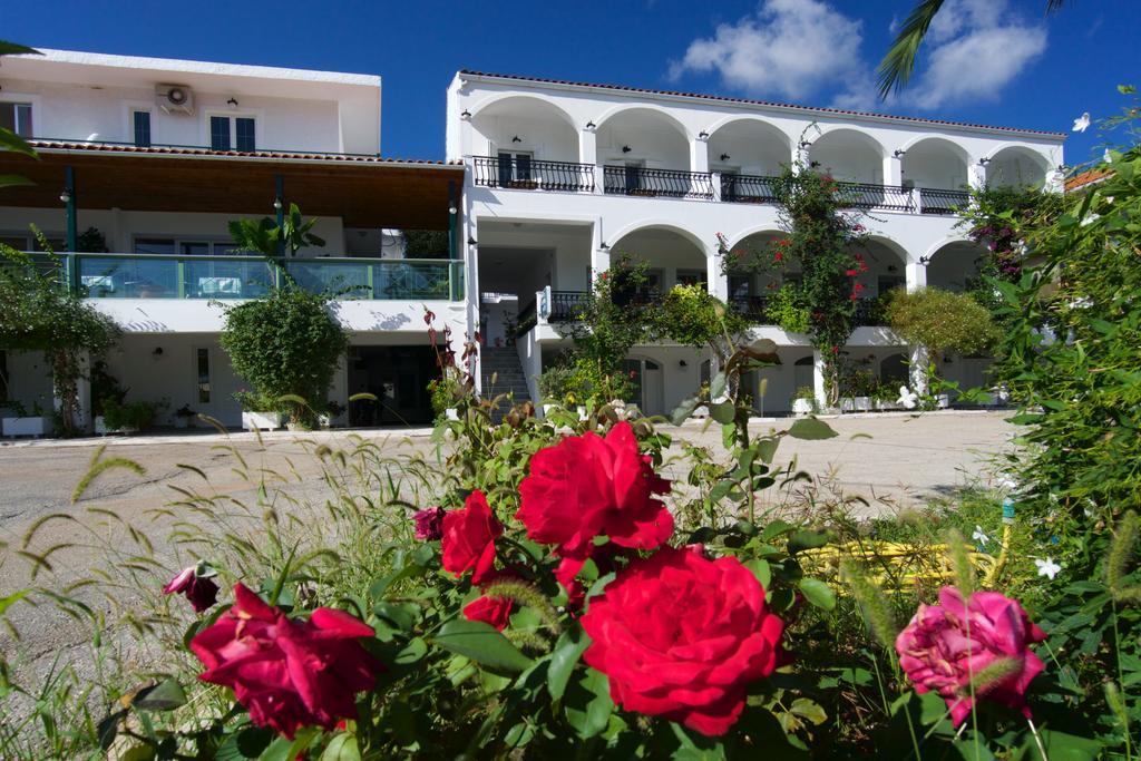Hotel Athina Каравомилос Экстерьер фото