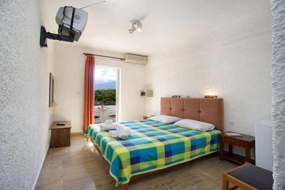 Hotel Athina Каравомилос Экстерьер фото